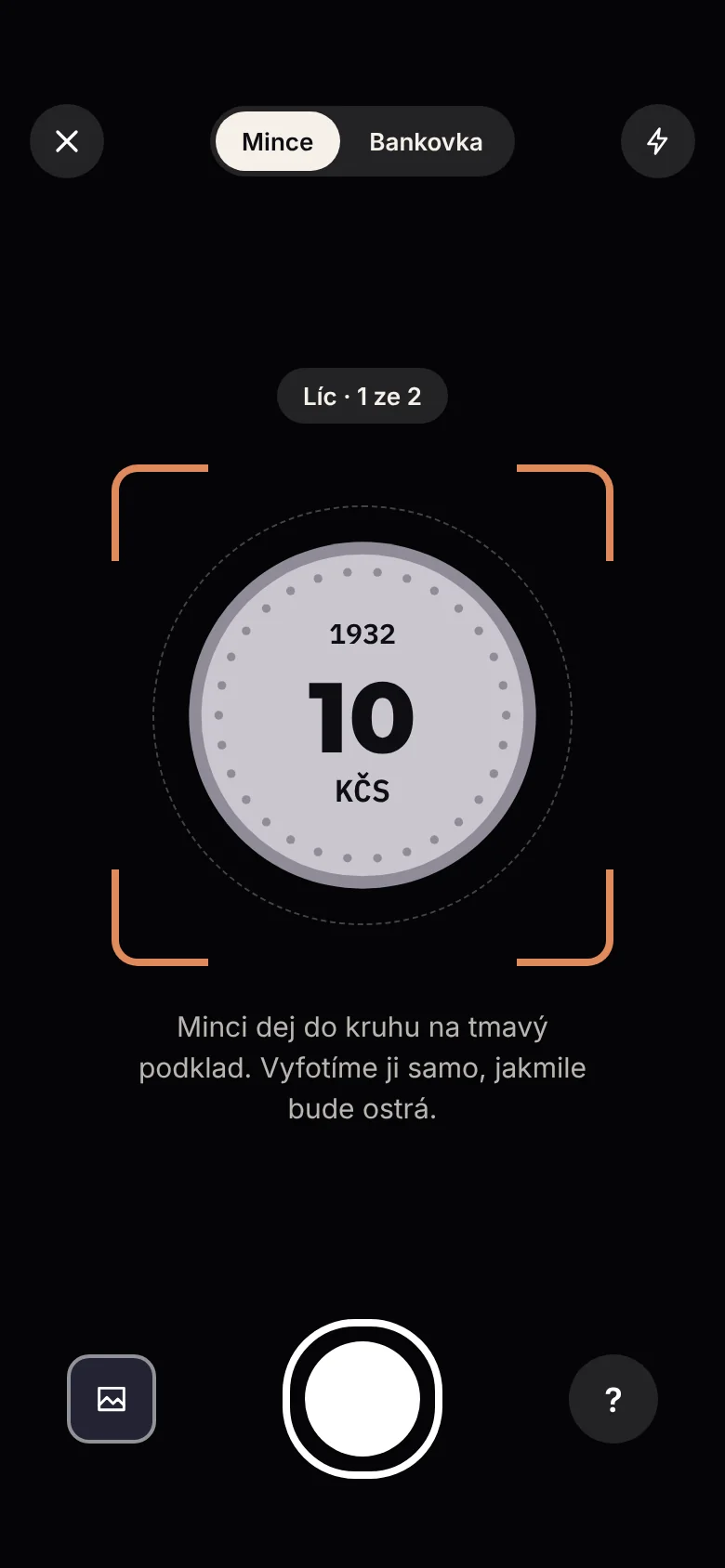 Fotoaparát v appce s hledáčkem nad mincí